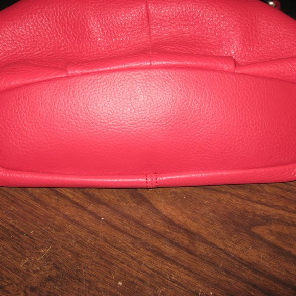 ST. JOHN'S BAY. BRIGHT CHRISTMAS RED LEATHER PURSE - Picture 4 of 5